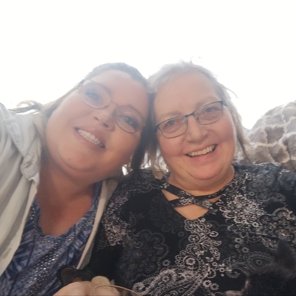 Meet your Posher, Cynthia - Picture 1 of 11